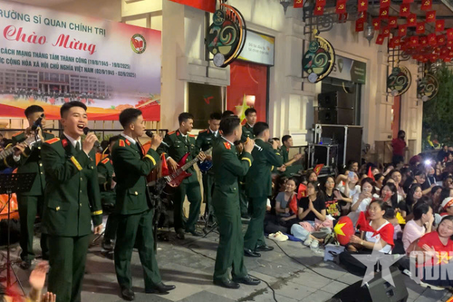 Tuổi trẻ Trường Sĩ quan Chính trị nhiệt huyết trình diễn văn nghệ trước giờ Đại lễ