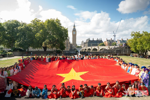 Việt phục bộ hành London 2025 - Hướng về Tổ quốc từ phương xa