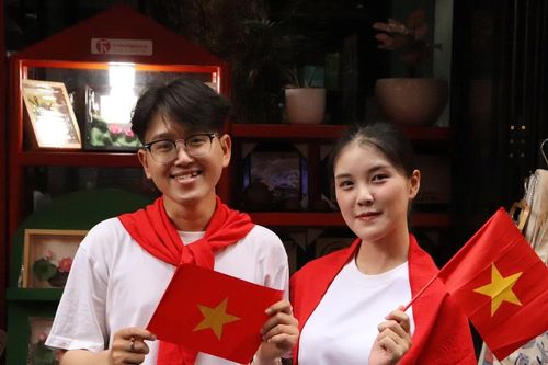 Các bạn trẻ 'nhuộm đỏ' đường sách TP. HCM trong sắc cờ Tổ quốc