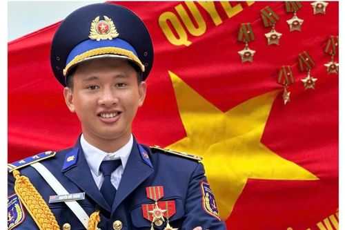 Từ A50 đến A80: Chàng trai trẻ hai lần giữ quân kỳ khối Sĩ quan Cảnh sát biển Việt Nam
