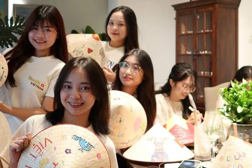 Cafe vẽ nón lá - Điểm hẹn văn hóa mới của giới trẻ cận kề ngày Đại lễ