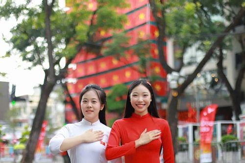 Sinh viên rộn ràng book chụp ảnh: Hòa mình trong không khí 'Đất nước trọn niềm vui'
