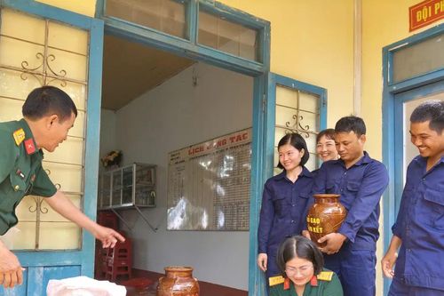 Hũ gạo gắn kết tình quân dân