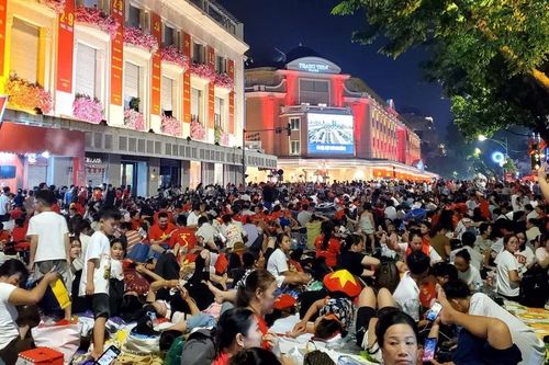 'Sức nóng' tràn ngập phố phường Hà Nội trước giờ diễu binh, diễu hành mừng Quốc khánh 2-9