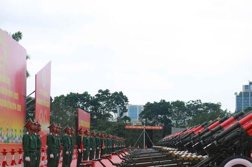 Người dân thích thú chụp ảnh cùng dàn pháo lễ ở sân Mỹ Đình