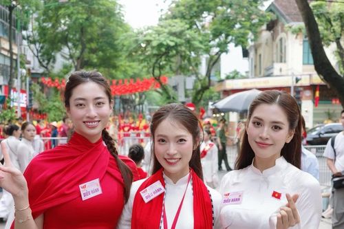 Ngắm loạt áo dài tuyệt đẹp mừng đại lễ của các nàng hậu Việt