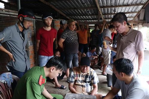 Công an An Giang bắt giữ 50 người khi triệt phá sòng bạc trong khu đất trống