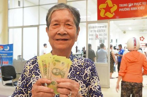 Người dân Cần Thơ nô nức, phấn khởi nhận quà Quốc khánh 2/9