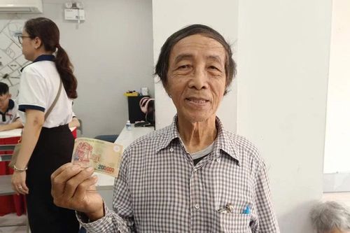 TPHCM chi trả quà tặng 100.000 đồng dịp 2/9 đến người dân