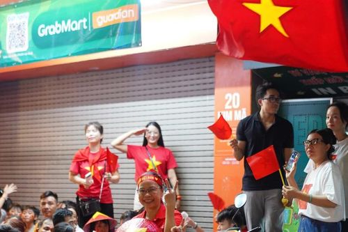 Nhộn nhịp không khí chờ xem diễu binh diễu hành A80