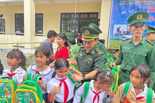 Đêm trăng yêu thương tại xã Đặng Thùy Trâm
