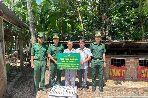 Đồn Biên phòng Xuân Đài trao tặng sinh kế, mô hình nước sạch cho nhân dân khu vực biên giới