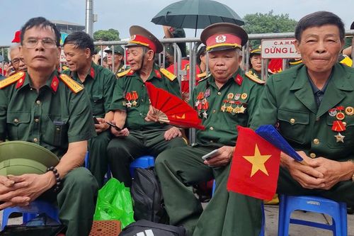 Biển người ngồi chờ xem diễu binh từ sáng sớm ngày 1/9 vui vẻ nhường ghế ưu tiên cho các cựu chiến binh