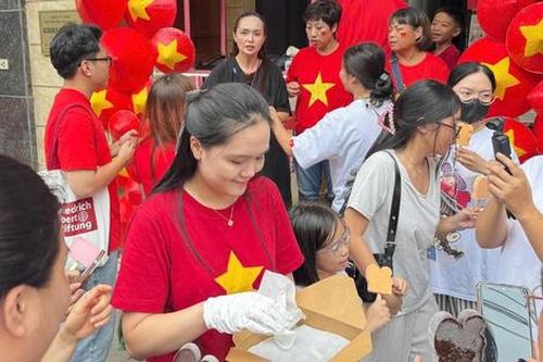 Nghĩa tình người Hà Nội đón đồng bào về thủ đô đón Tết Độc lập