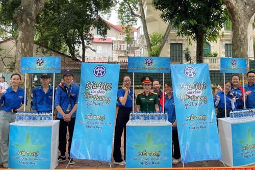 Phát nước và bánh mì miễn phí cho người dân xem diễu binh ngày 2/9