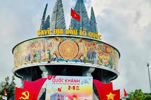 Từ Bảo tàng Quảng Ninh đến địa đầu Móng Cái rợp trời sắc đỏ