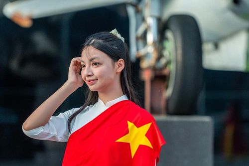 Du khách đến bảo tàng Quảng Ninh chụp ảnh cùng tên lửa, máy bay