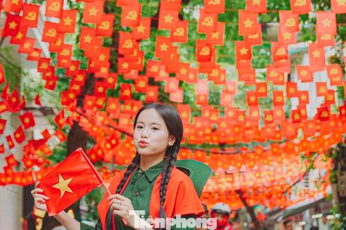 Chụp ảnh với hàng ngàn lá cờ Tổ quốc trên con phố nhiều 'nàng thơ' nhất Hà Nội