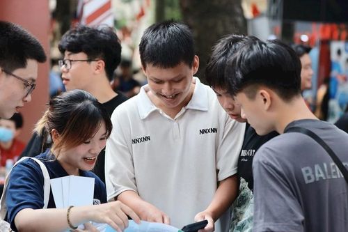Ngành học 'nóng' mùa tuyển sinh 2025: Nhiều điểm chuẩn chạm mốc kịch trần 30 điểm