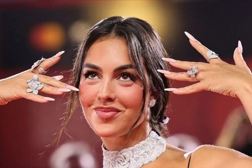 Bạn gái Ronaldo bị chê cười