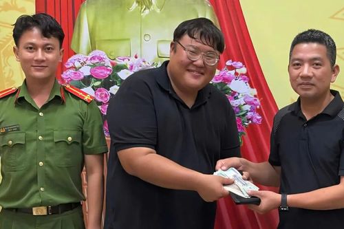 Du khách Hàn Quốc nhận lại túi xách bị rơi ở Đà Nẵng