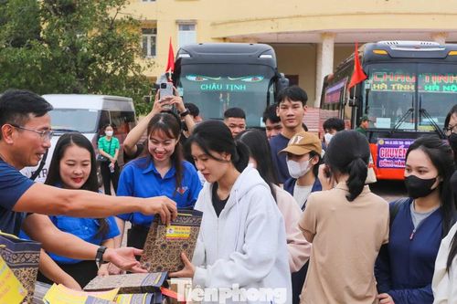Ấm áp những 'chuyến xe 0 đồng' đưa sinh viên khó khăn ở Hà Tĩnh ra Hà Nội nhập học