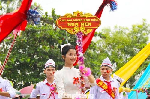 Người dân đội mưa xem thiếu nhi Nghệ An duyệt nghi thức Đội