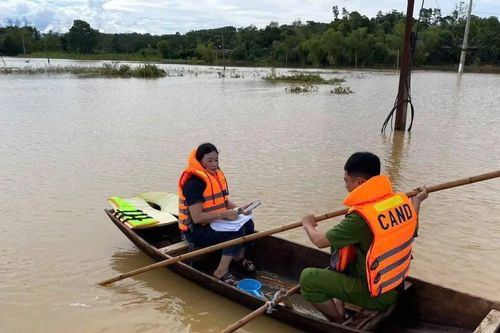 Cán bộ chèo thuyền 'vượt lũ' mang quà Tết Độc lập đến vùng bị cô lập