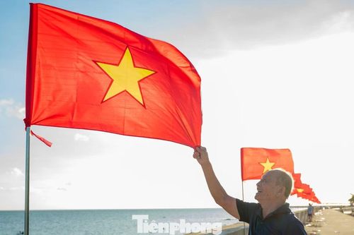 Thắm sắc cờ Tổ quốc nơi đảo xanh Phú Quý