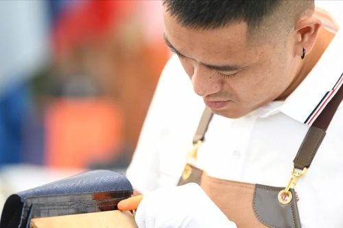 Cận cảnh quy trình làm túi xách da cá sấu Việt Nam trị giá 80 triệu đồng