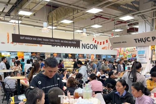 Siêu thị đông nghịt, nhiều gia đình phải 'mở tiệc đứng' để ăn trưa