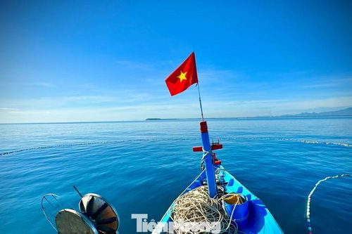 Giữa mênh mông sóng gió, cờ Tổ quốc vừa là điểm tựa, vừa là tuyên ngôn