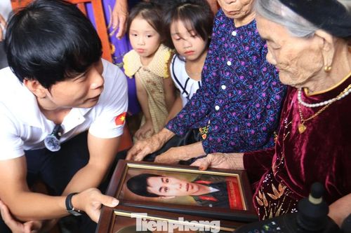 Xúc động giây phút Mẹ Việt Nam Anh hùng đón nhận di ảnh 2 con liệt sĩ sau hơn nửa thế kỉ
