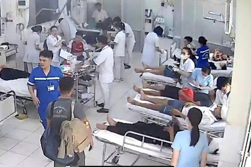 Xe tải và xe khách tông nhau trên cao tốc Vân Phong - Nha Trang khiến 13 người nhập viện