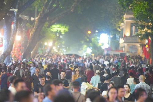 Biển người đổ về trung tâm Hà Nội