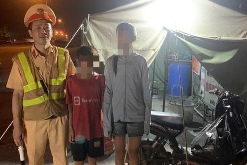 2 cháu bé đi xe điện từ Thanh Hóa ra Hà Nội để xem diễu binh, diễu hành