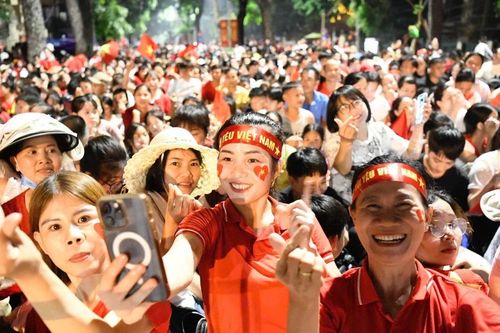 Biển người hát trong đêm ở Hà Nội
