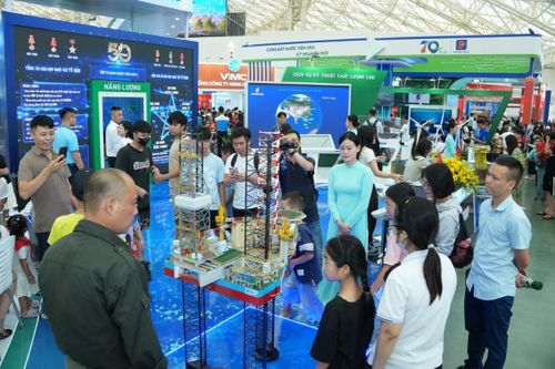 Đông đảo người dân háo hức tham quan tại gian trưng bày của Petrovietnam tại Triển lãm Thành tựu đất nước