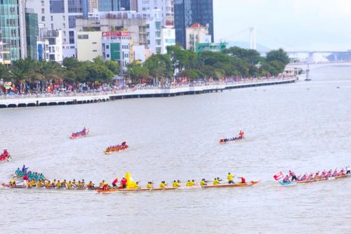 Dòng người nô nức xem hội đua thuyền tại Đà Nẵng