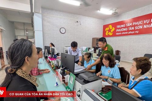 Người dân TP.HCM háo hức nhận quà Quốc khánh