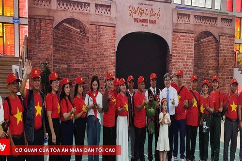 Phó Chủ tịch UBND TP. Hà Nội Trương Việt Dũng đón các đoàn đại biểu về dự kỷ niệm 80 năm Quốc khánh 2/9