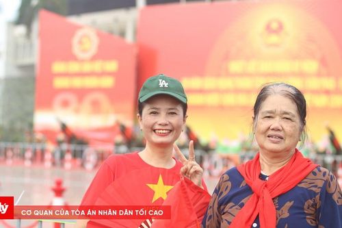 Người dân hào hứng tạo dáng, chụp ảnh bên dàn pháo lễ