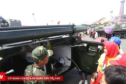 Dòng người háo hức nối dài trước gian trưng bày của Bộ Quốc phòng