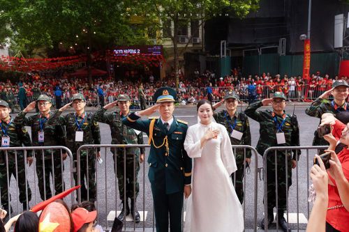Chờ suốt 1 ngày 1 đêm, cặp đôi chụp ảnh cưới giữa khung cảnh tổng duyệt diễu binh gây sốt mạng