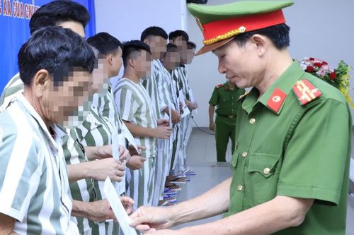Ngày cuối ở trại giam, nữ phạm nhân gửi lời xúc động tới Đại tá công an