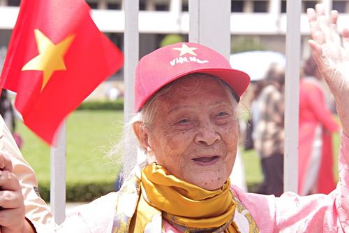 Du khách xếp hàng dài chờ tham quan Dinh Độc Lập mừng 2/9