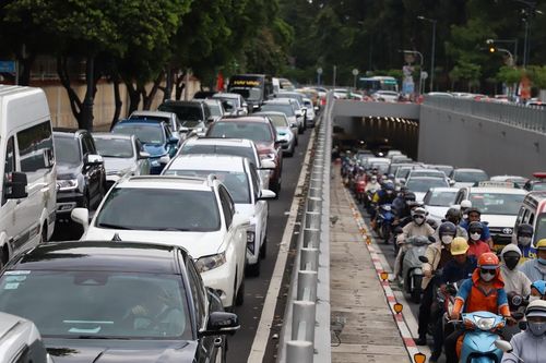 Mắc kẹt trên đường sau kỳ nghỉ lễ: Lái xe nên làm gì để giữ an toàn, bớt rủi ro?