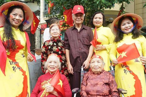 Cụ bà 88 tuổi đến Hà Nội, nhớ ngày bán thóc đi bộ xem duyệt binh năm 1985