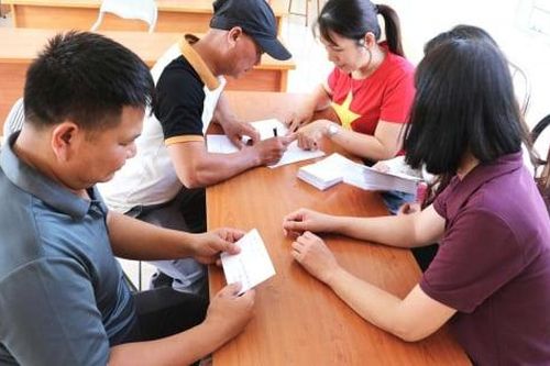 Nhân dân Đặc khu Vân Đồn phấn khởi nhận quà Tết Độc lập
