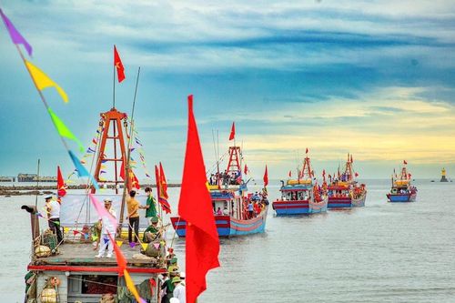 Đỏ thắm màu cờ trên biển xanh